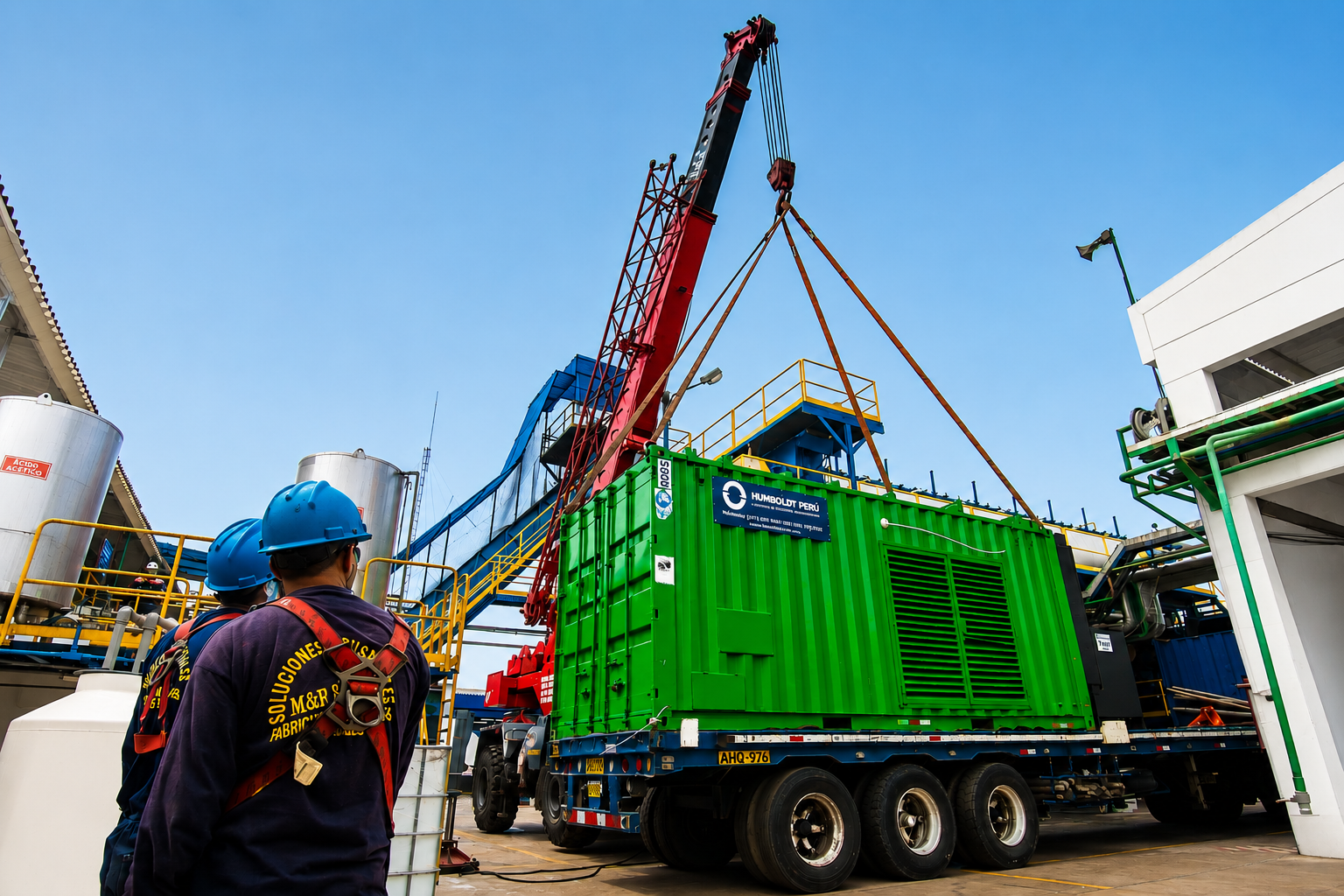Técnicos de Humboldt Perú supervisando izaje de grupo electrógeno en planta industrial